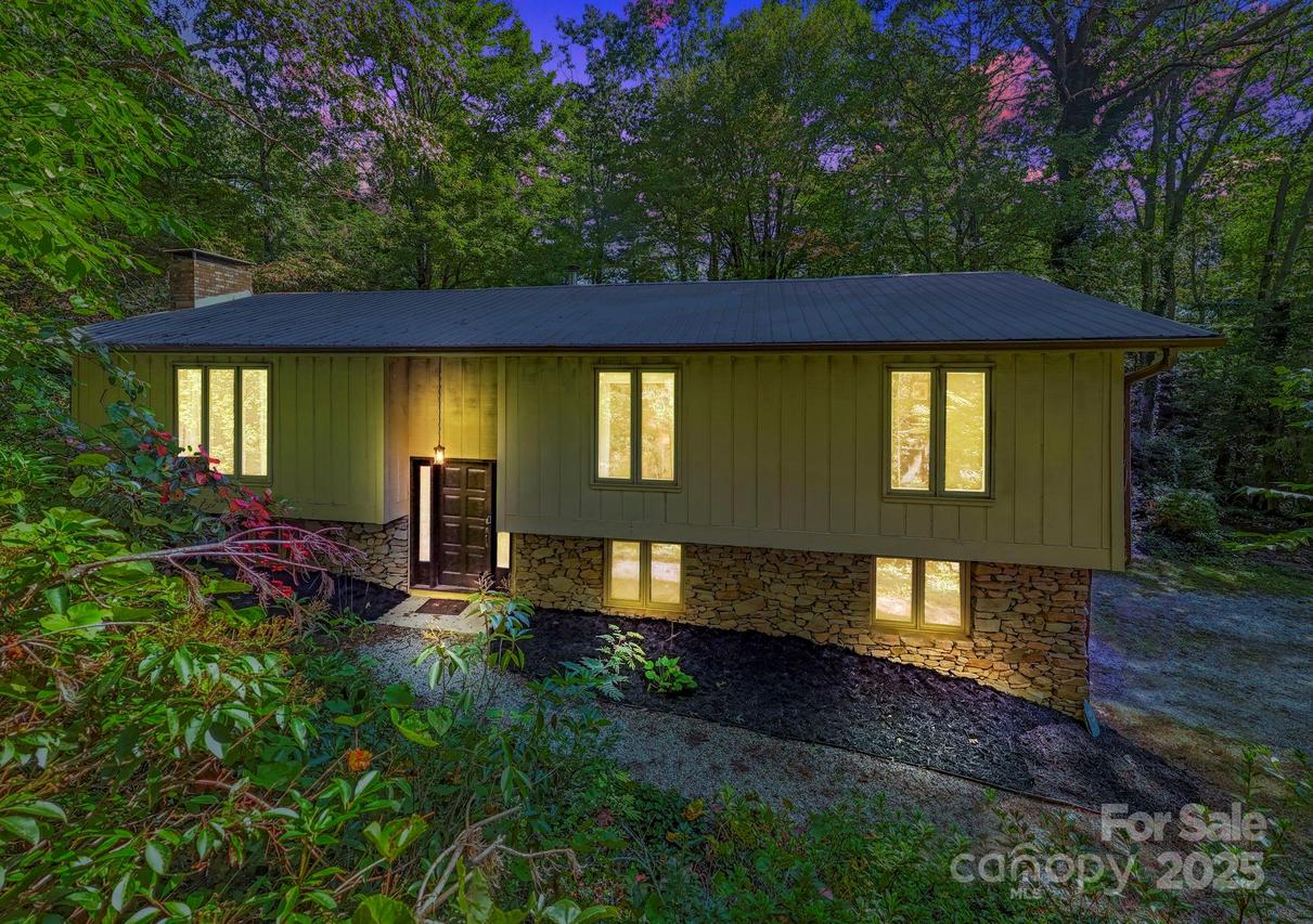 100 Greenbriar Ave., Flat Rock, NC 28731