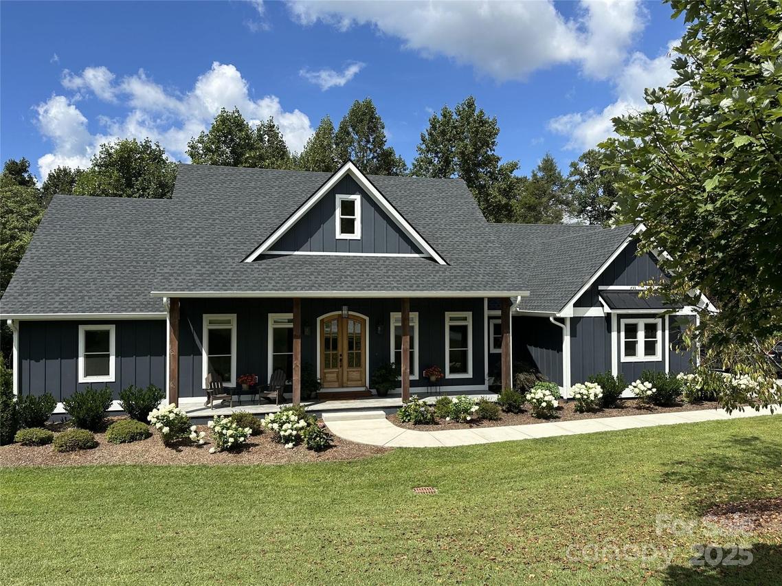 404 Summer Orchard Dr., Hendersonville, NC 28792