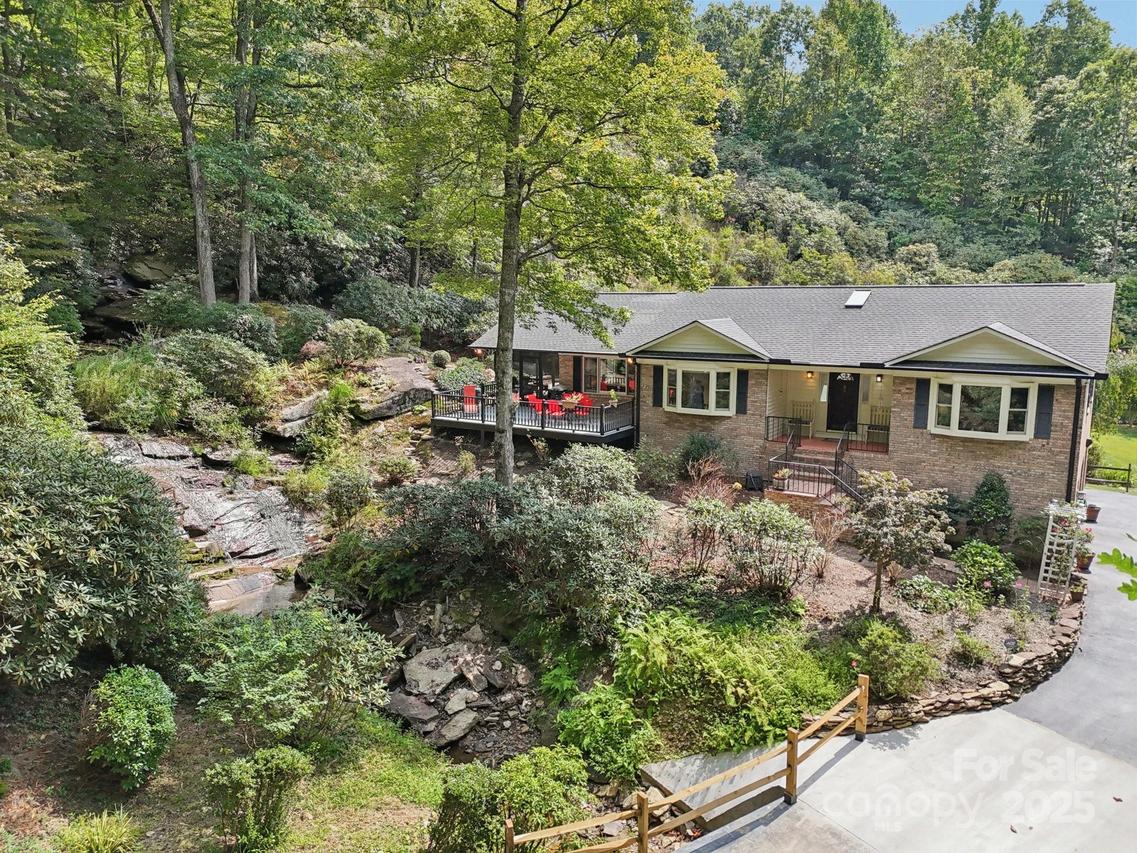 439 Deerhaven Ln., Hendersonville, NC 28791