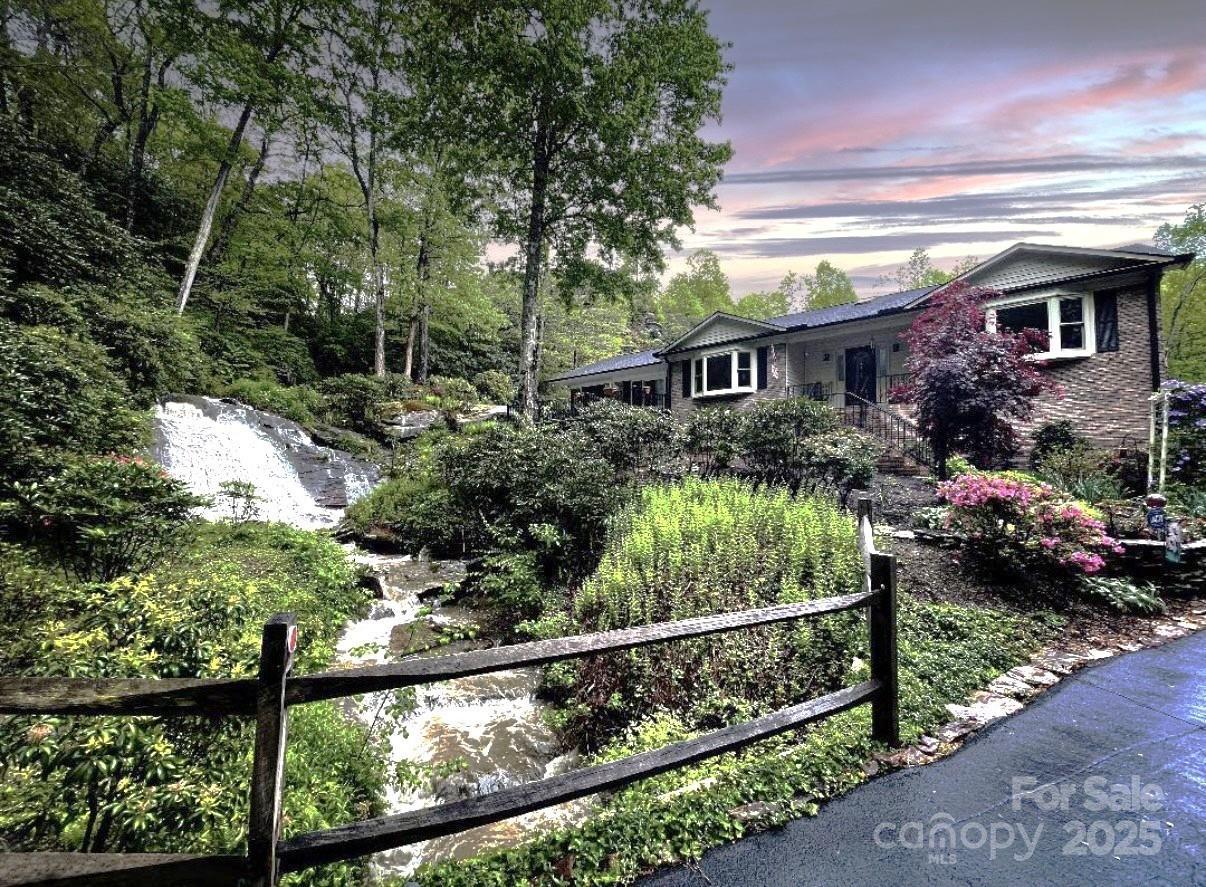 439 Deerhaven Ln., Hendersonville, NC 28791