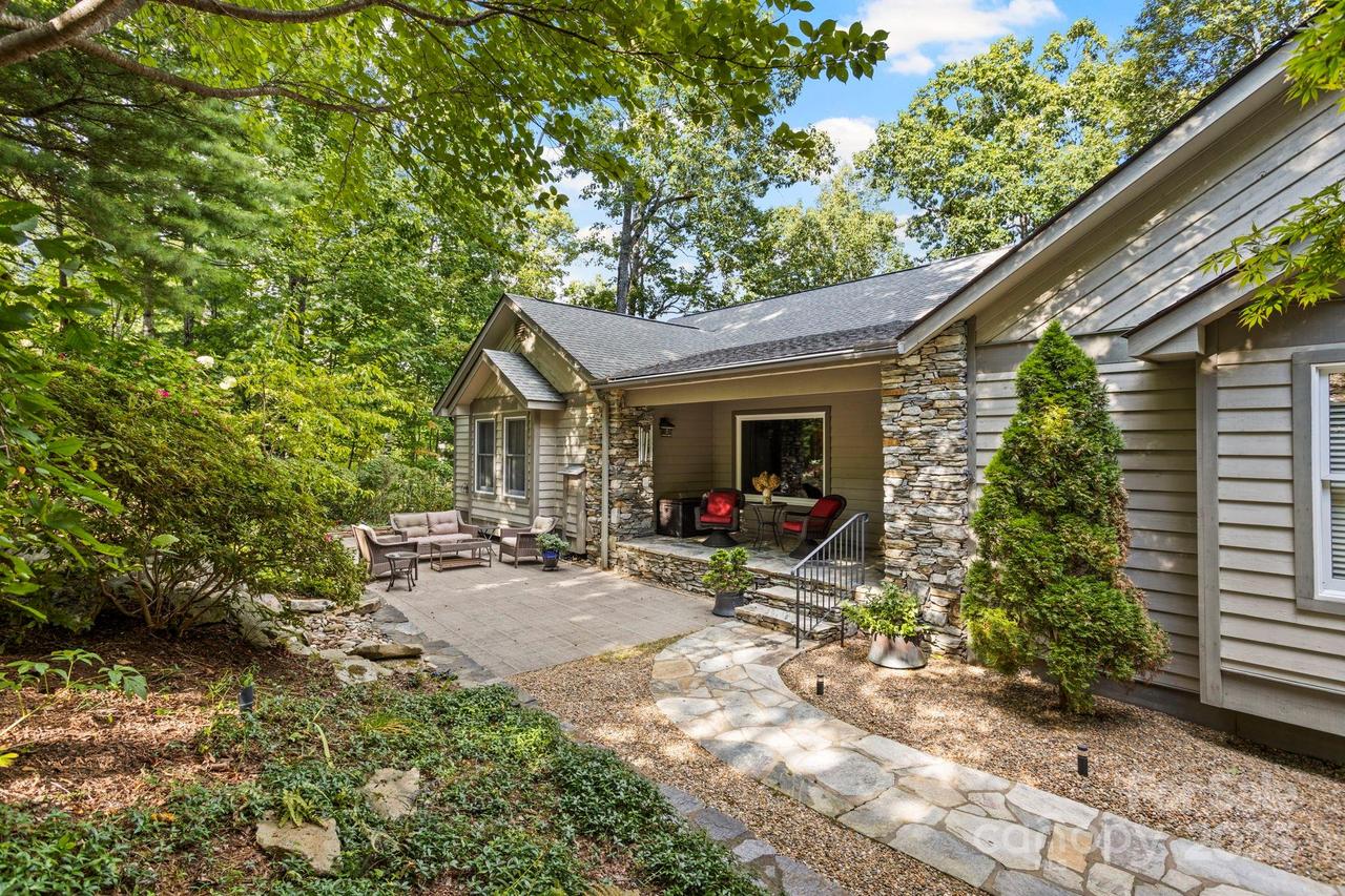 516 Overlook Dr., Flat Rock, NC 28731