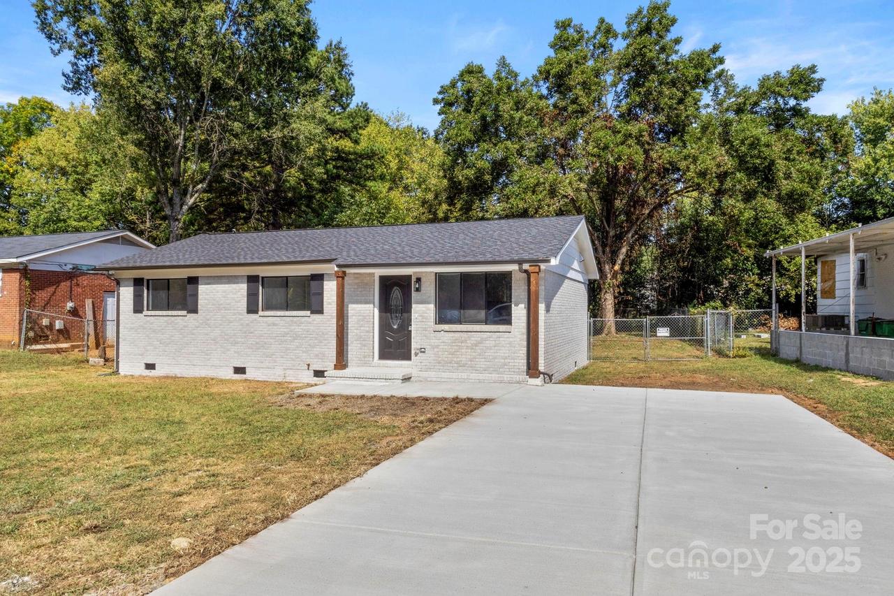 9235 Edgevale Dr., Charlotte, NC 28216