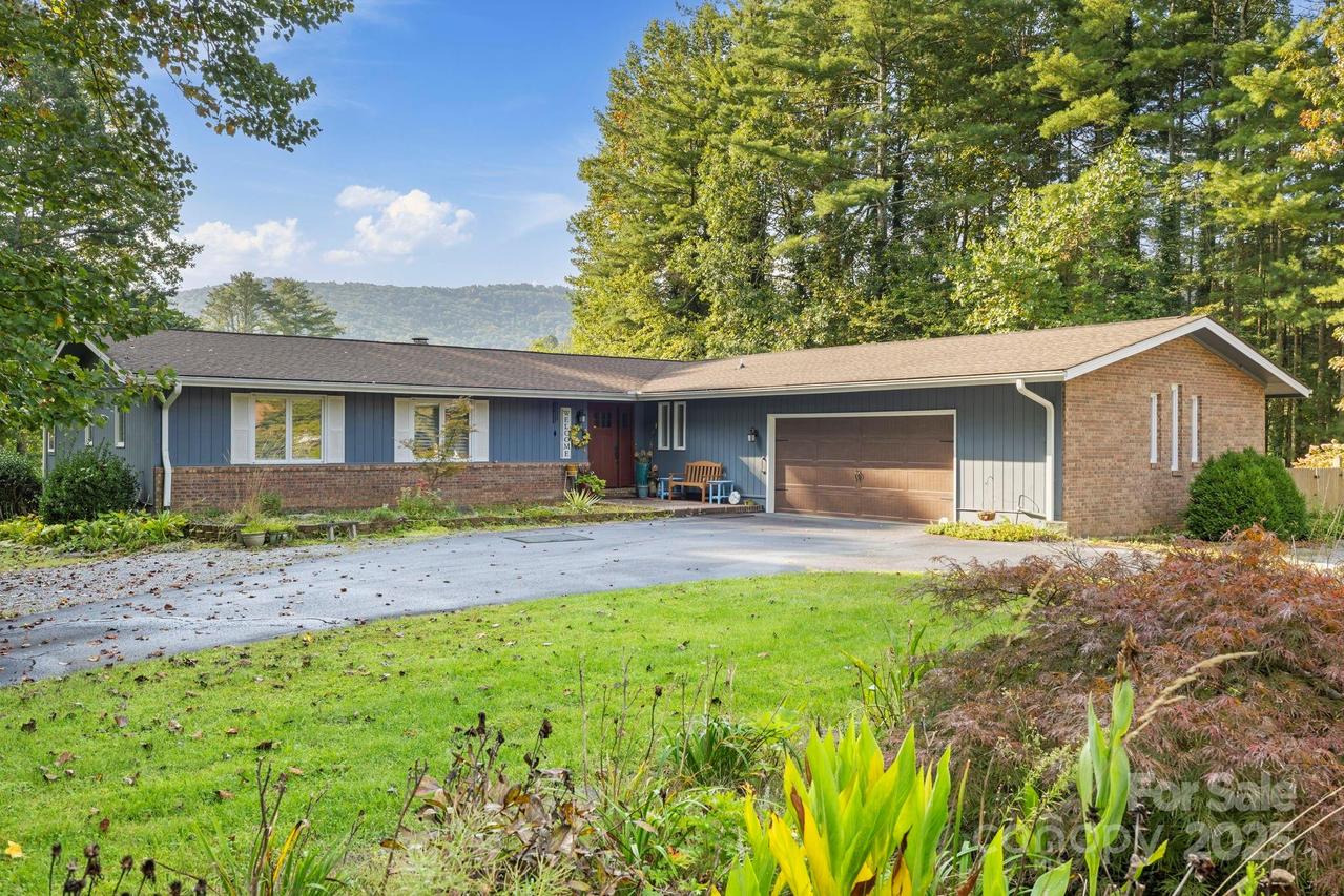 214 Vincent Pl., Hendersonville, NC 28739