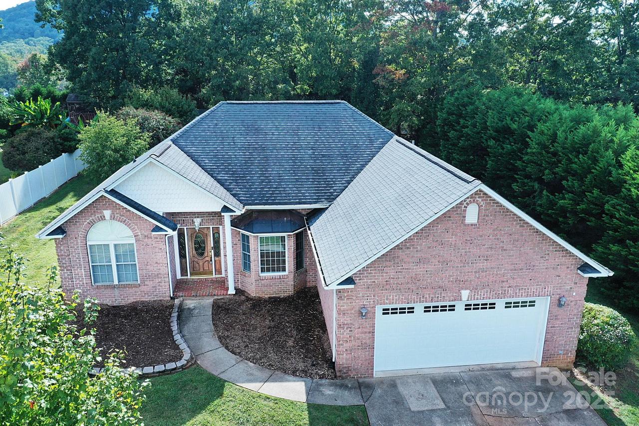 1375 Sweetbriar Ln., Hickory, NC 28602