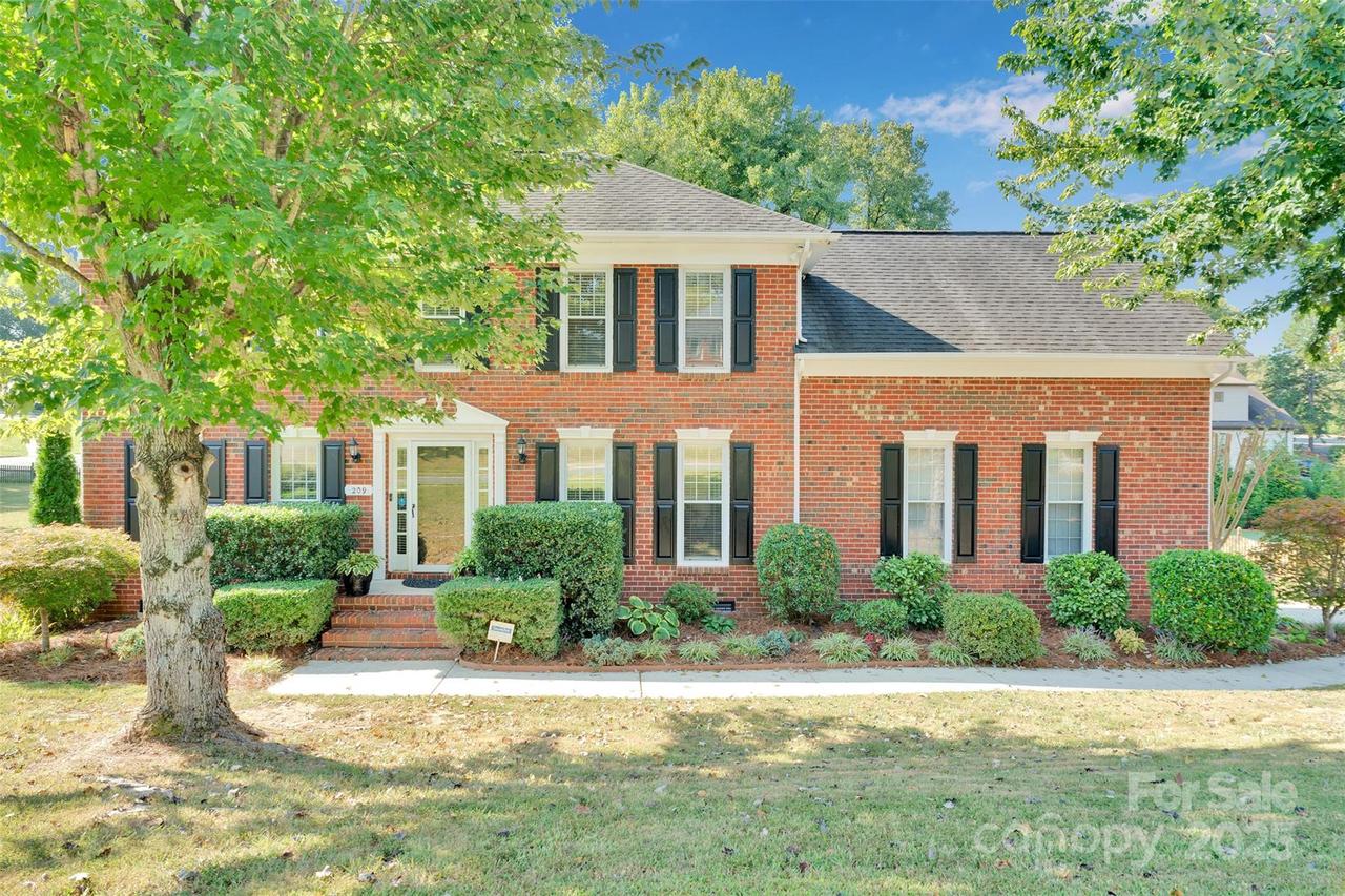 209 Whitefriars Ln., Matthews, NC 28105