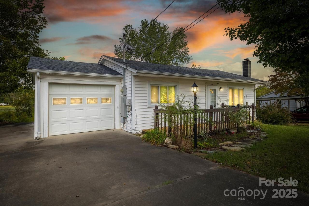 211 Hayes Ave., Hudson, NC 28638