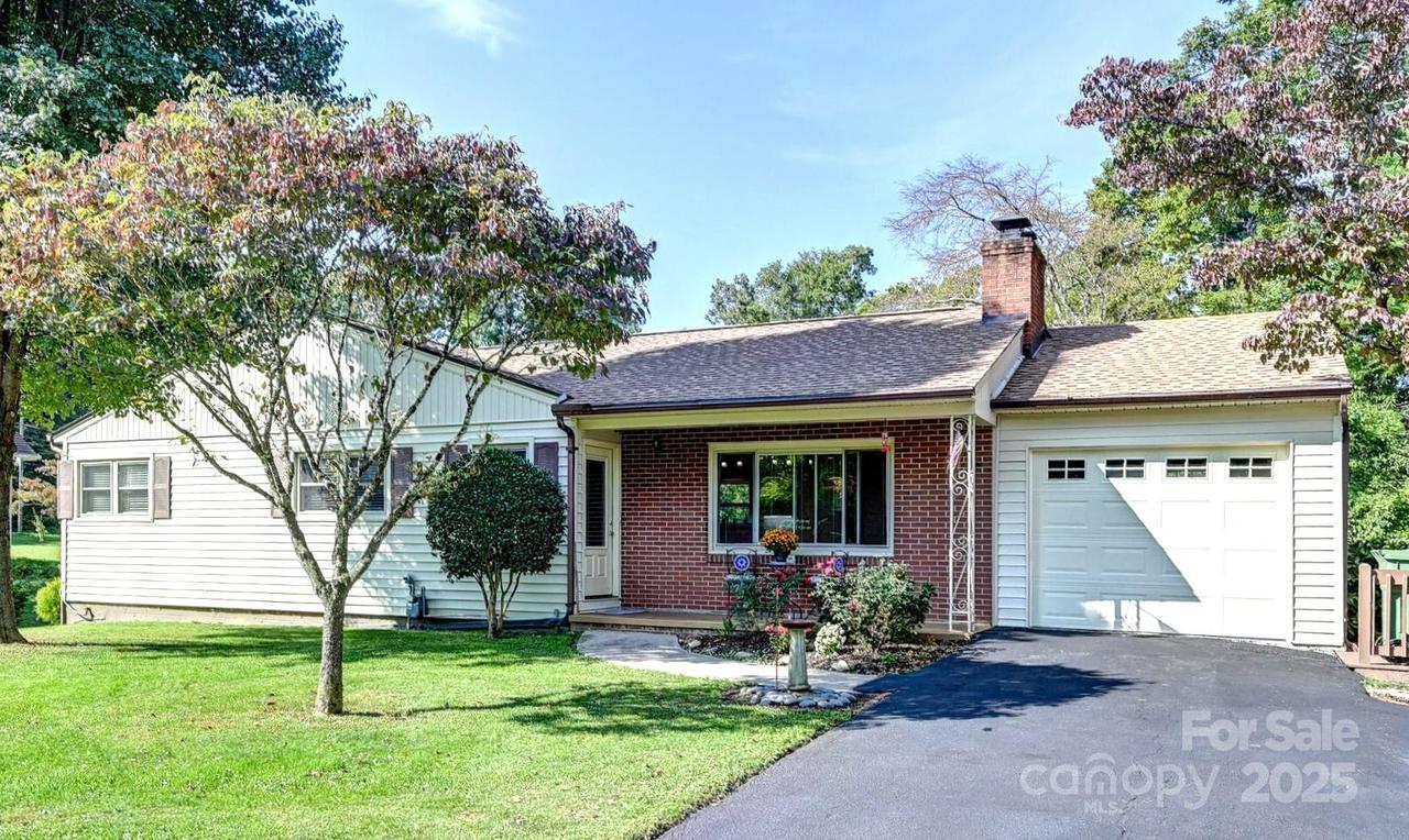 402 Balsam Rd., Hendersonville, NC 28792