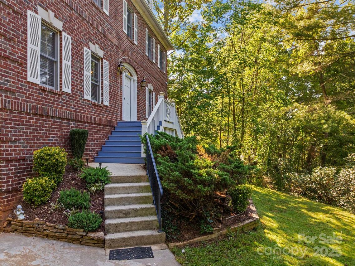 5 Silverstone Dr., Asheville, NC 28805