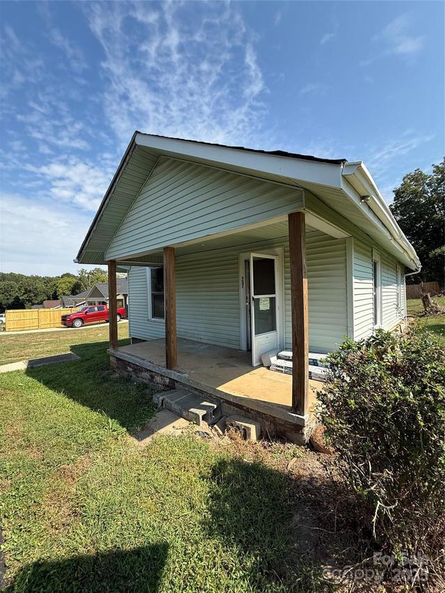 907 3rd Street Ct., Hickory, NC 28602