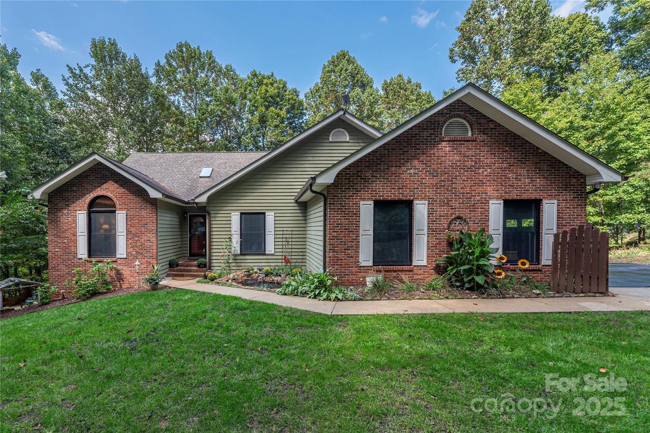98 Red Oak Dr., Mills River, NC 28759