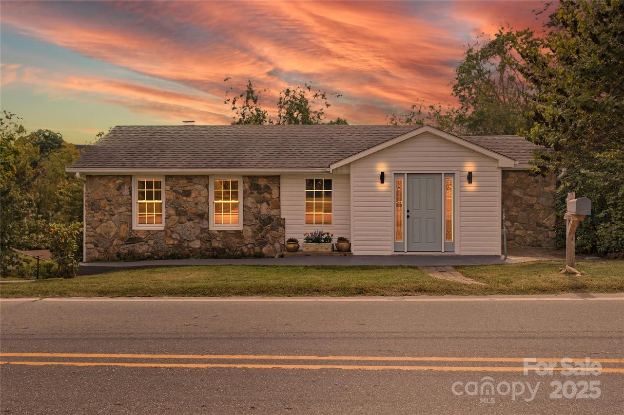 424 Deaverview Rd., Asheville, NC 28806