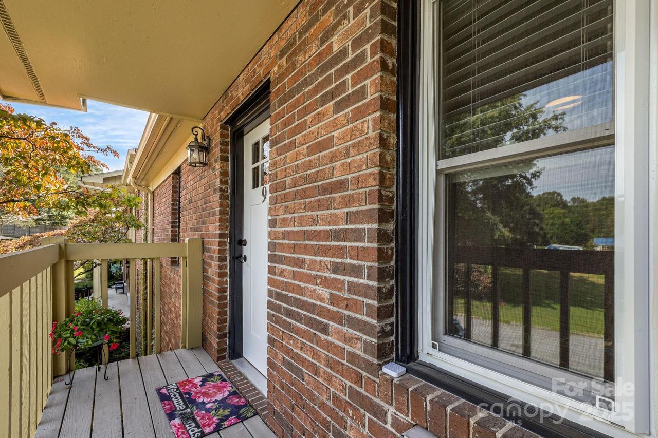 380 Corbly Dr., Hendersonville, NC 28739