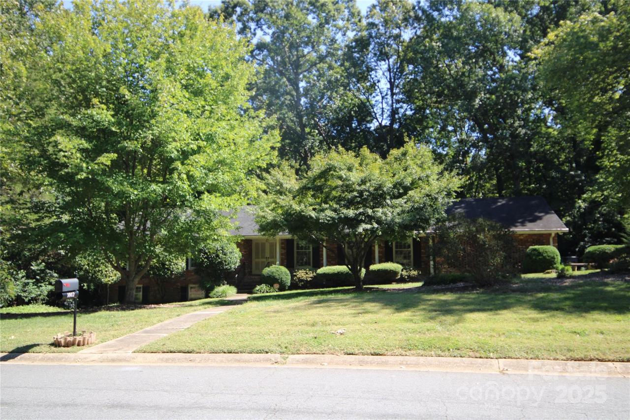 1812 Woodberry Rd., Charlotte, NC 28212
