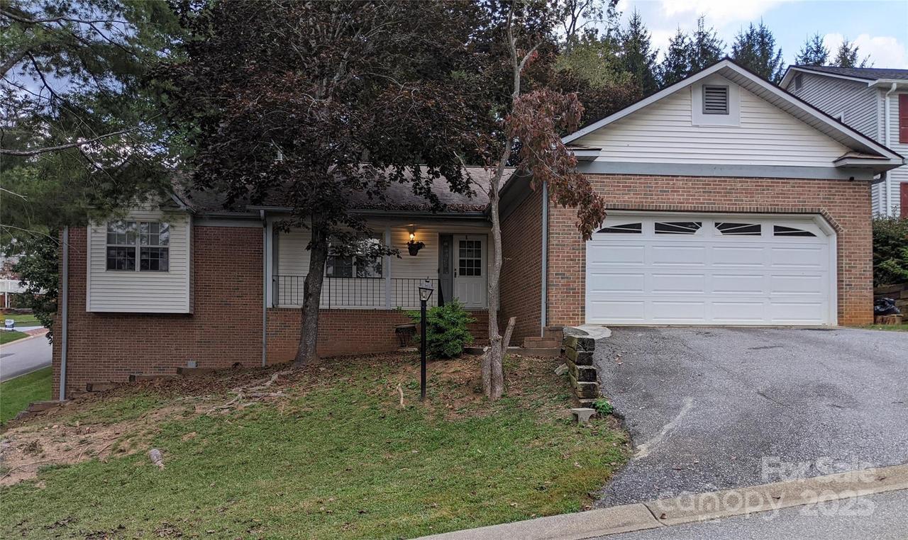 2 Clubhouse Ct., Asheville, NC 28803