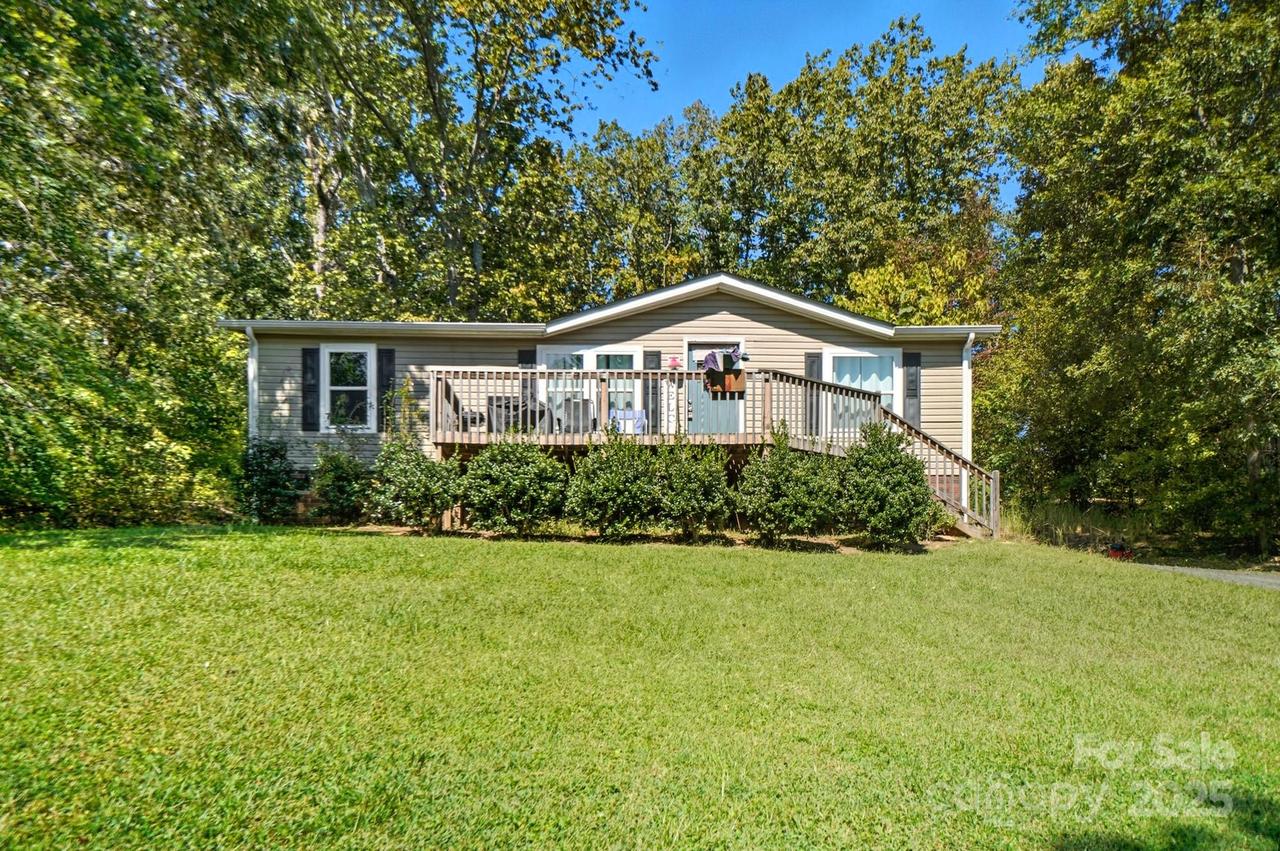 5556 Hidden Oaks Dr., Bessemer City, NC 28016