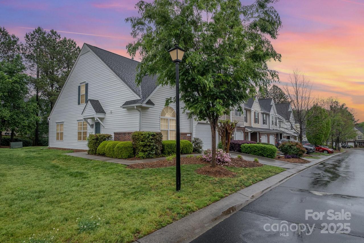 942 Pelican Bay Dr., Pineville, NC 28134