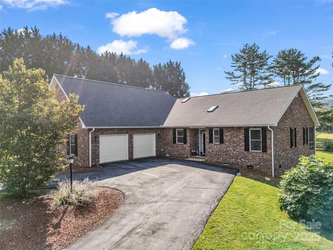 758 Crooked Creek Rd., Hendersonville, NC 28739
