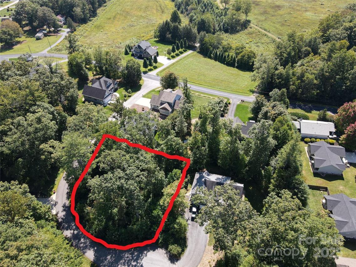89 Hamilton Woods Ln., Etowah, NC 28729
