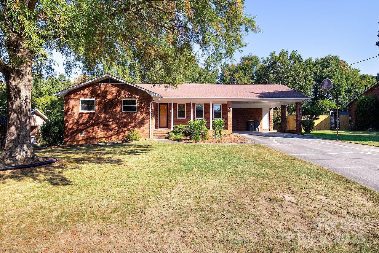 128 Greenview Dr., Kannapolis, NC 28081