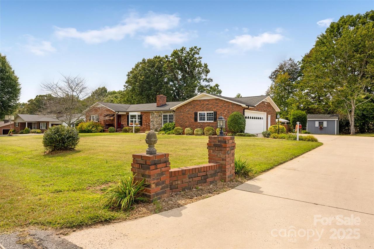 184 Midway Park Ln., Taylorsville, NC 28681