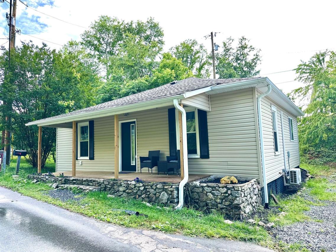 11 Martel Ln., Asheville, NC 28804