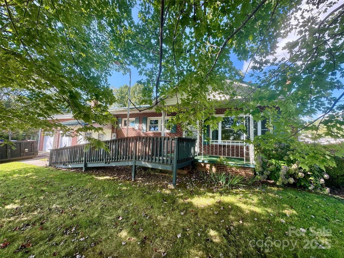 22 Madrid Ln., Hendersonville, NC 28792