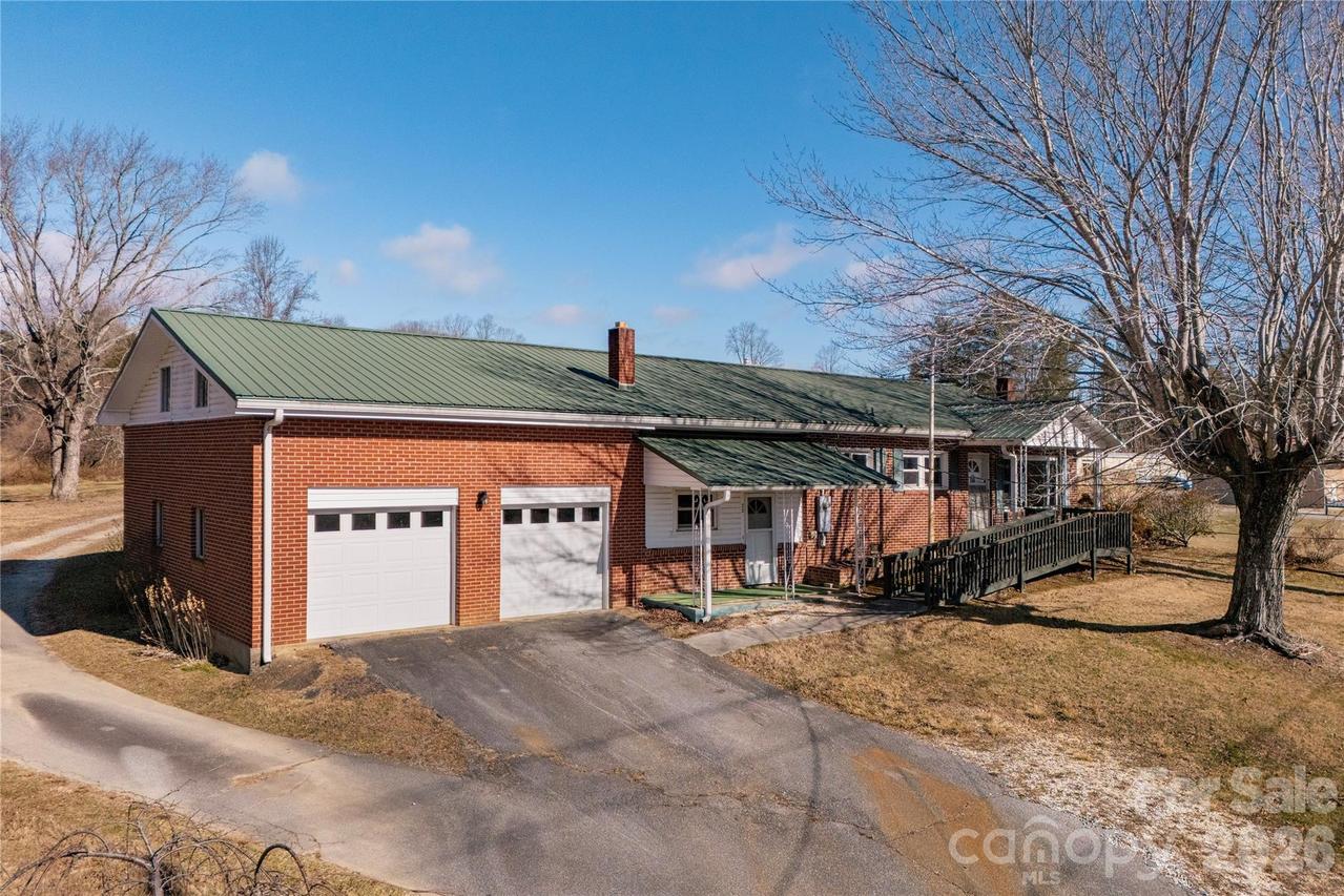 22 Madrid Ln., Hendersonville, NC 28792