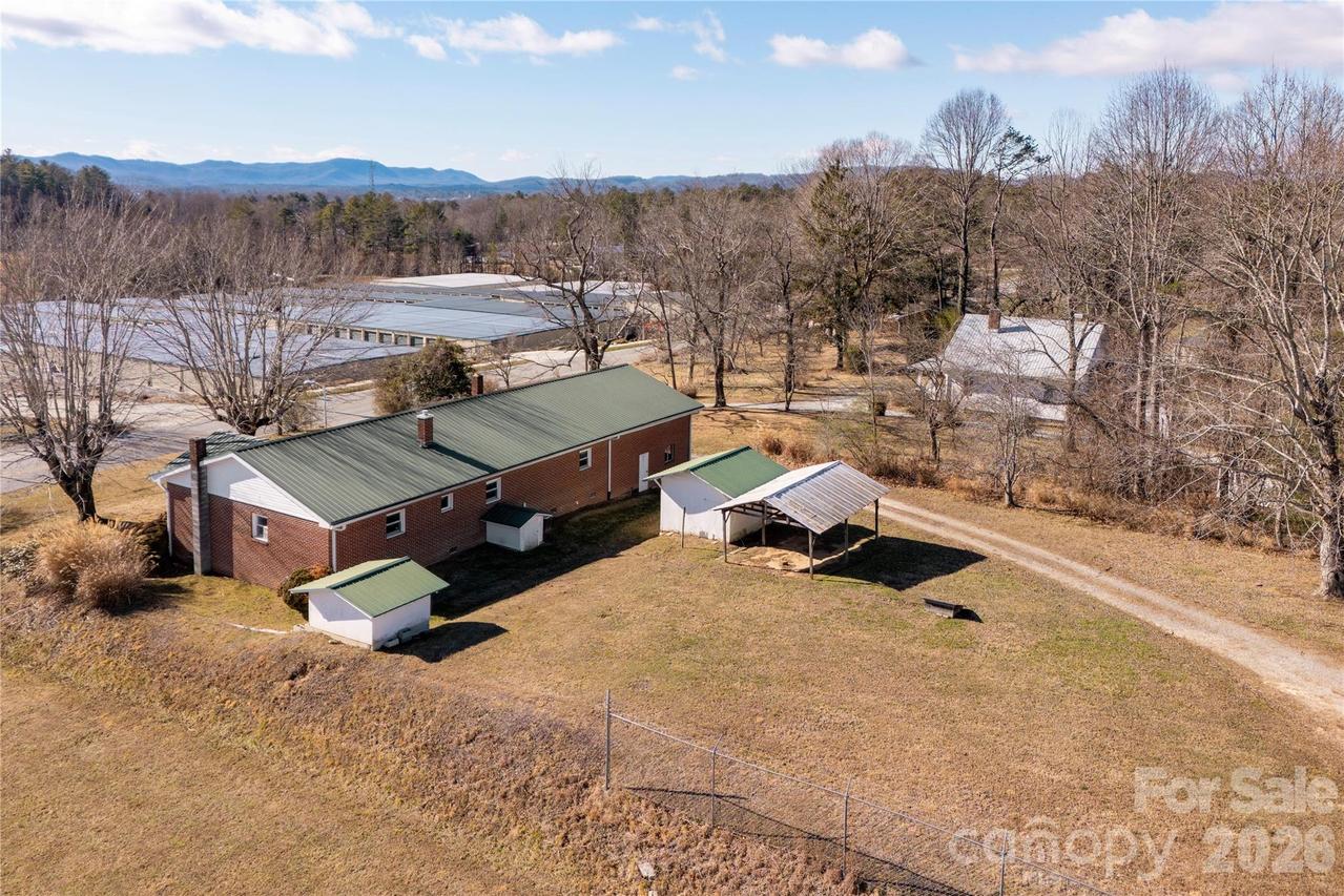 22 Madrid Ln., Hendersonville, NC 28792