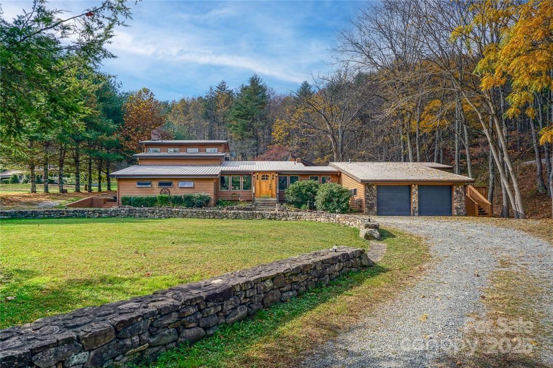 949/951 Watauga River Rd., Sugar Grove, NC 28679