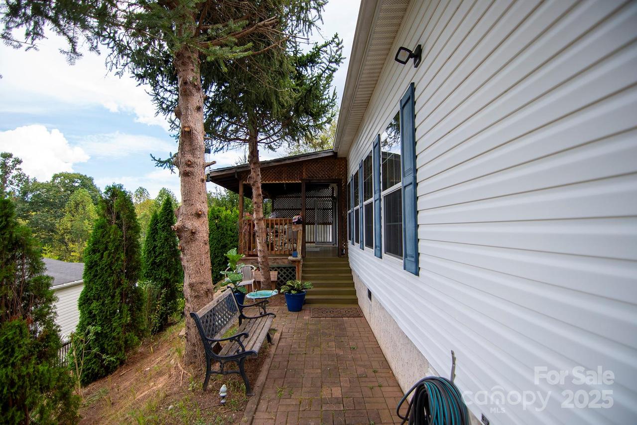 304 Golden Aster Rd., Swannanoa, NC 28778