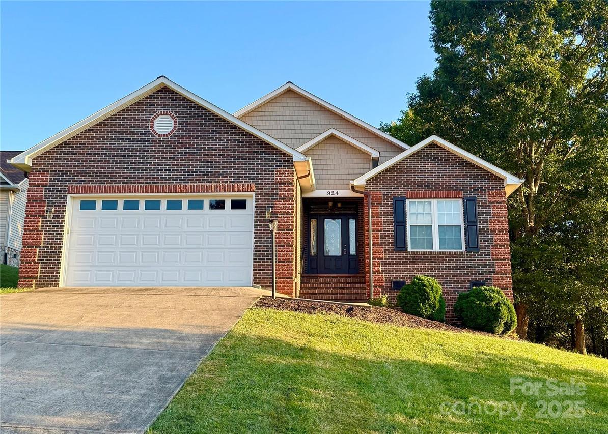 924 41st Avenue Dr., Hickory, NC 28601