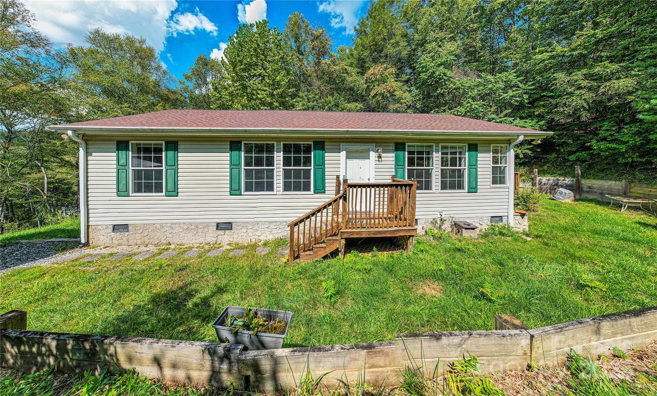 11 Grand Canyon Dr., Hendersonville, NC 28792