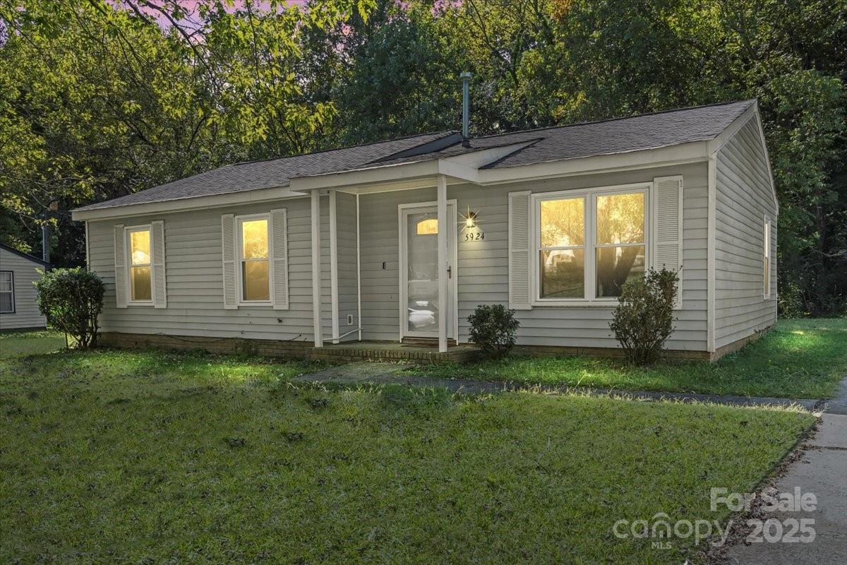 5924 Bridlewood Ln., Charlotte, NC 28215