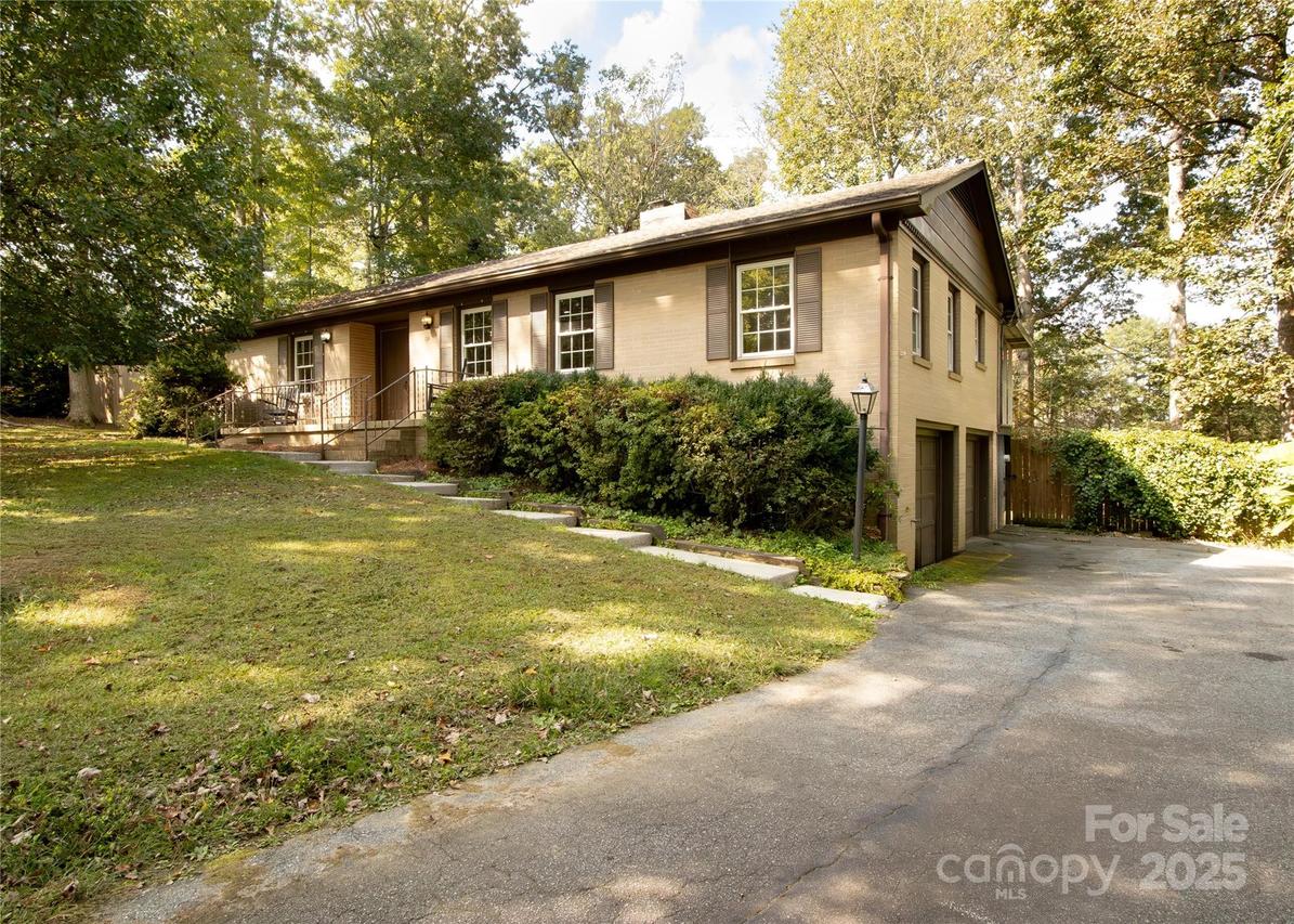 109 Brightwater Heights Dr., Hendersonville, NC 28731