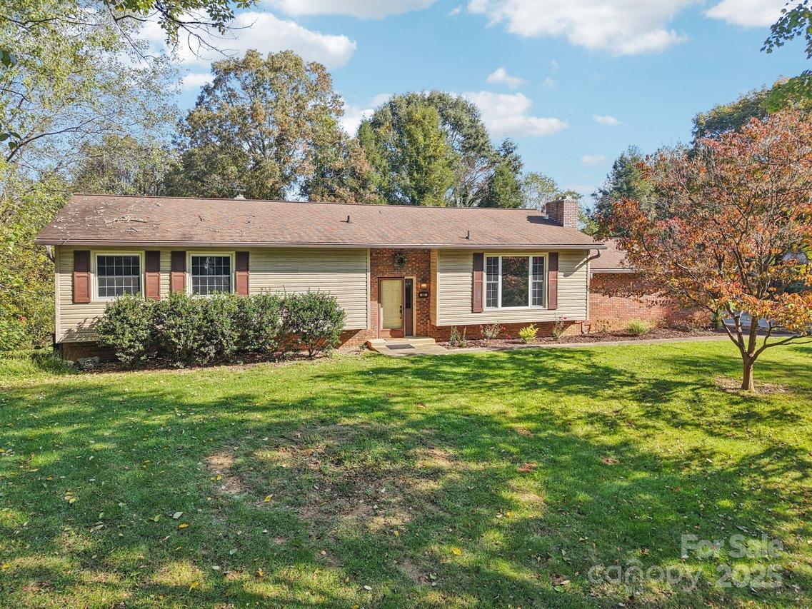 261 Eastview Dr., Brevard, NC 28712