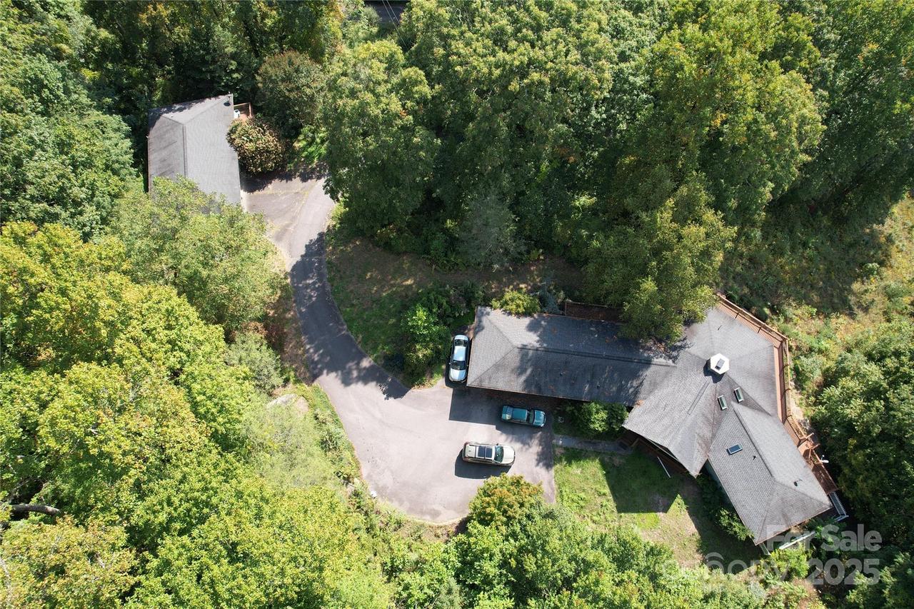 125 Winding Ridge Rd., Fairview, NC 28730