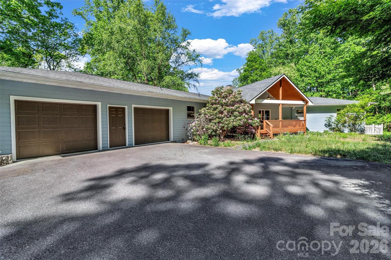 125 Winding Ridge Rd., Fairview, NC 28730