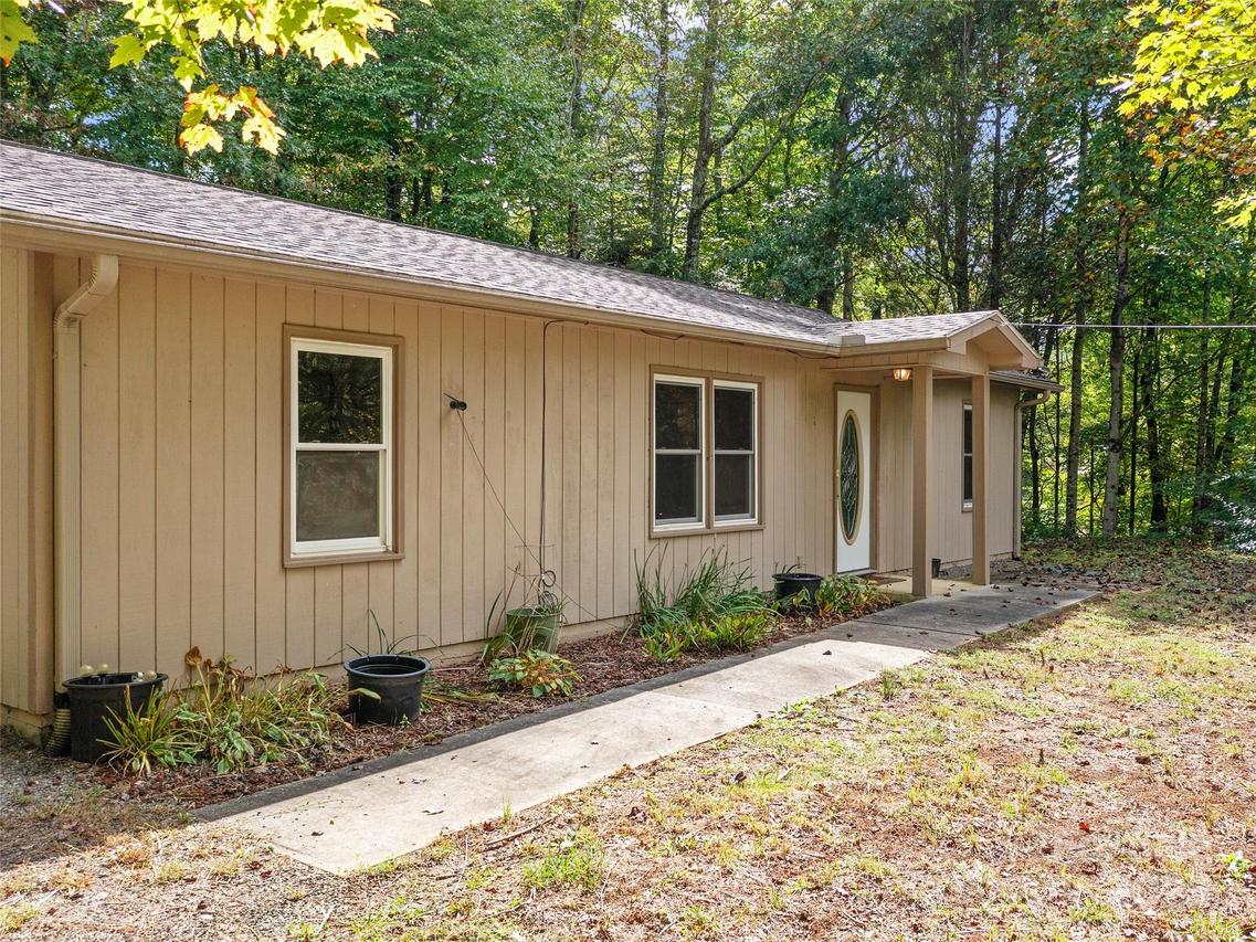 158 Dover Ln., Spruce Pine, NC 28777
