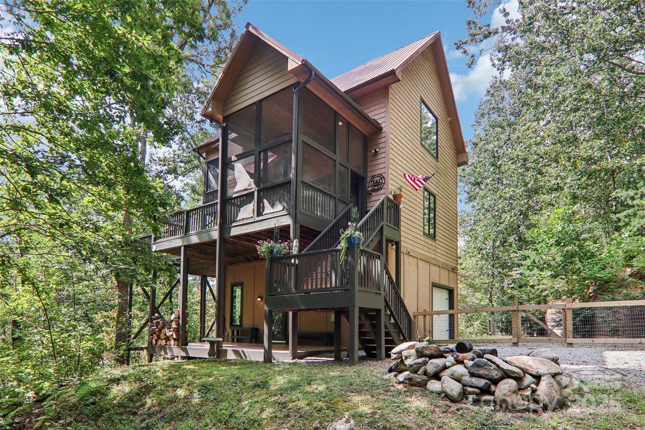 184 Deep Woods Ln., Saluda, NC 28773