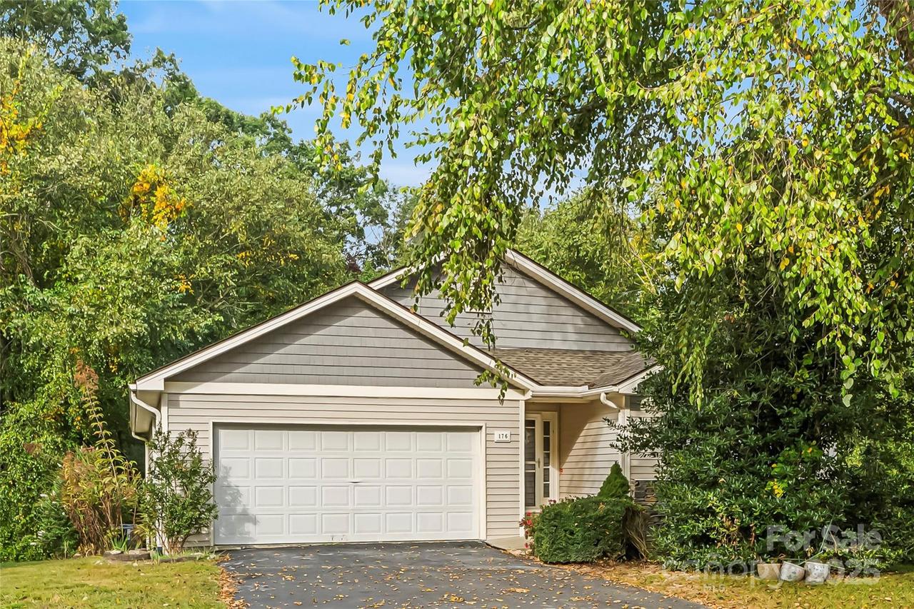 176 Clear Creekside Dr., Hendersonville, NC 28792
