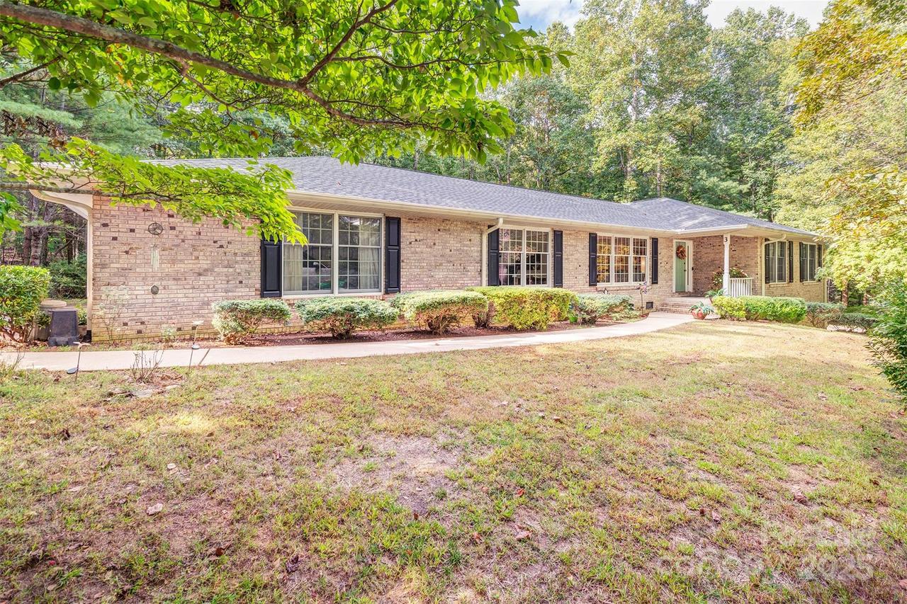 3 Sunningdale Dr., Flat Rock, NC 28731