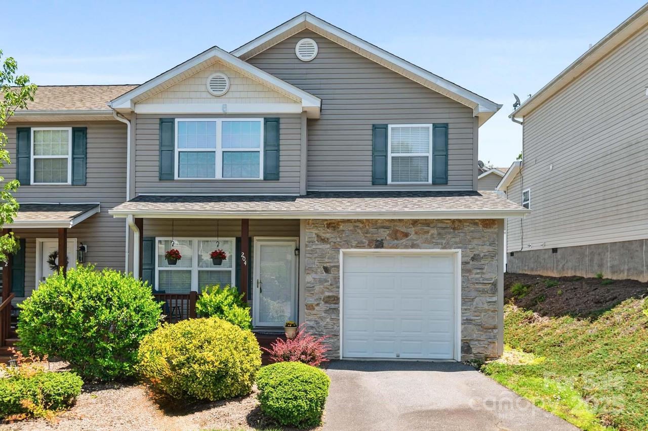 204 Pembrook Rd., Swannanoa, NC 28778