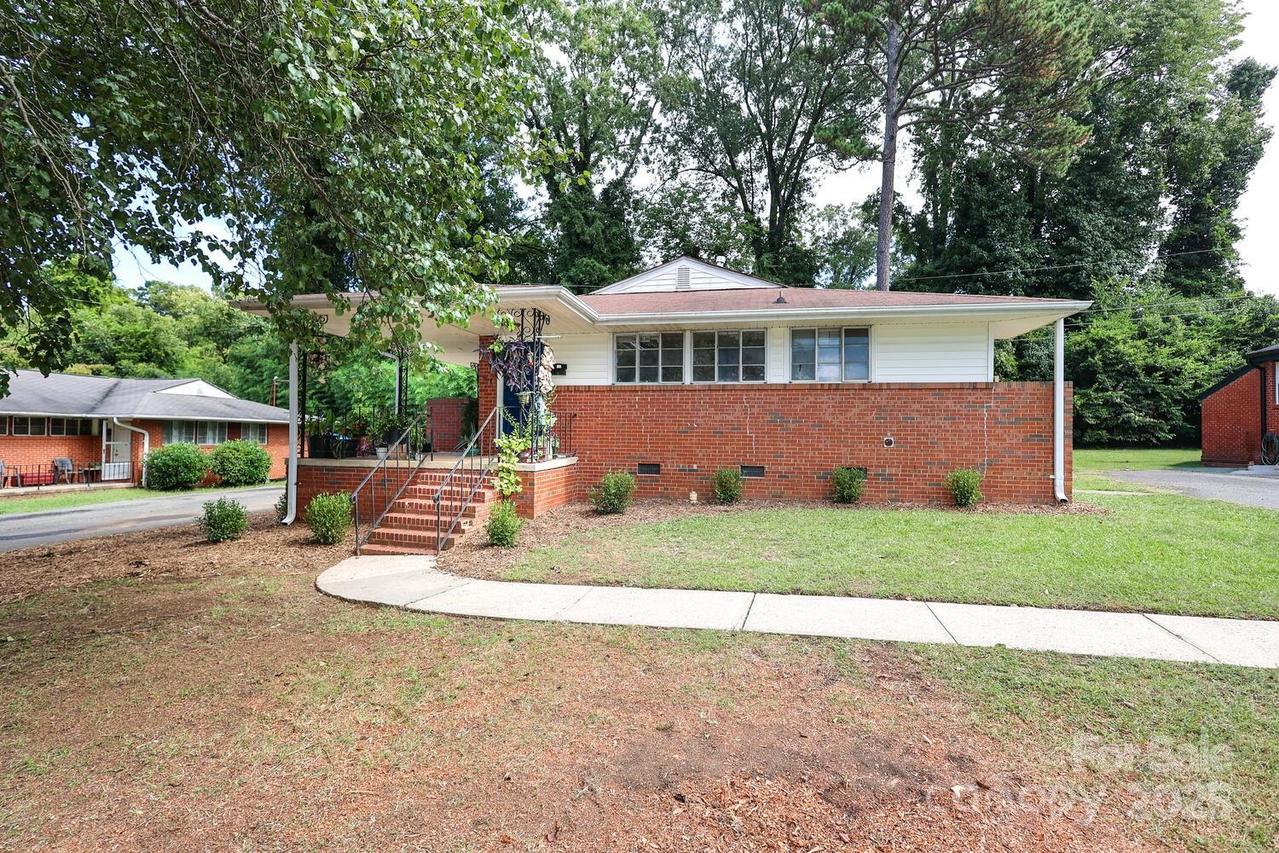1424 Wembley Dr., Charlotte, NC 28205