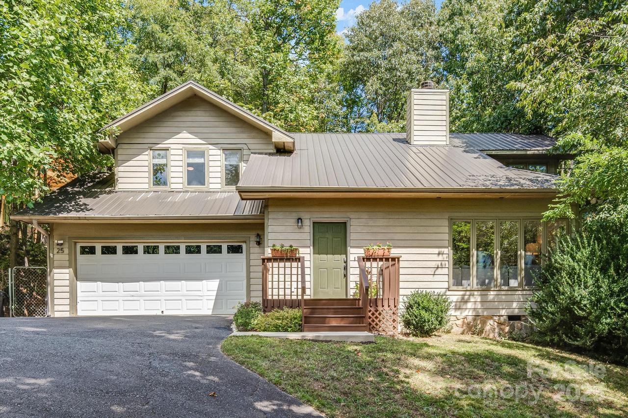 25 Lovebird Ln., Candler, NC 28715