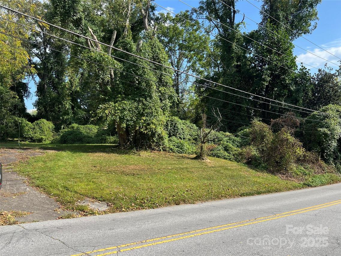 1030 N Justice St., Hendersonville, NC 28791