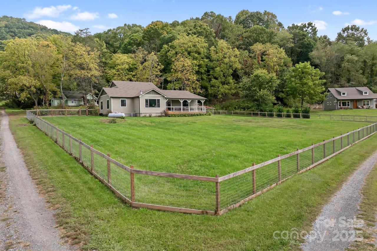 204 Mountain Spring Ln., Canton, NC 28716