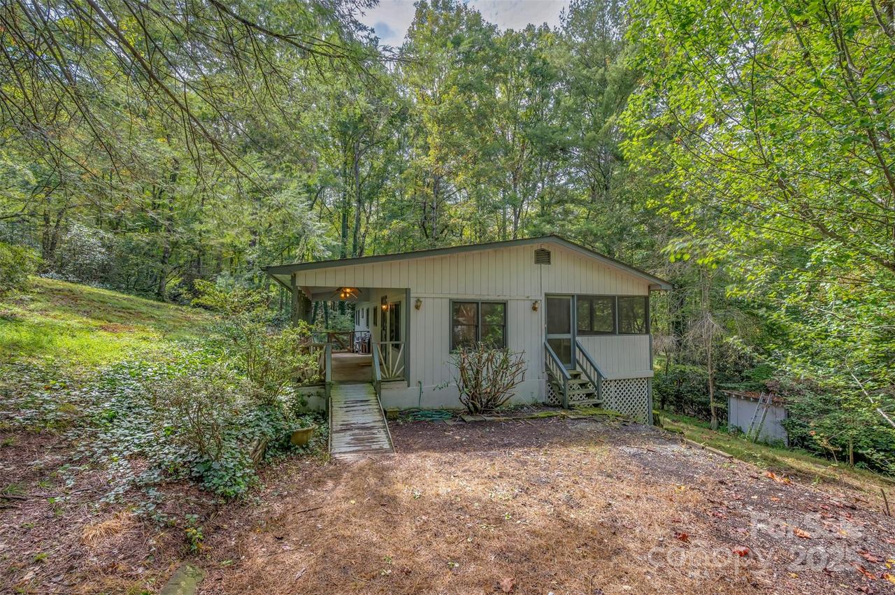 102 Windwood Hill Rd., Hendersonville, NC 28739
