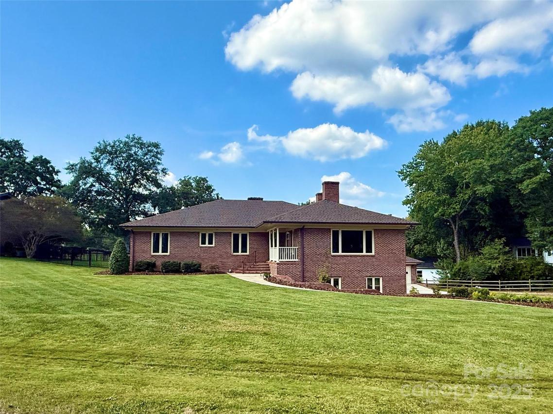 1419 Stoneyridge Dr., Charlotte, NC 28214