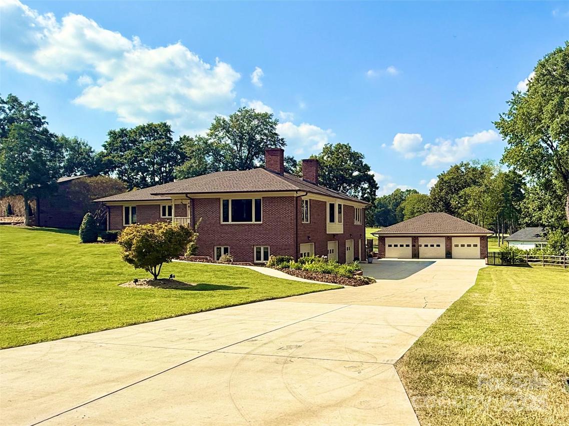 1419 Stoneyridge Dr., Charlotte, NC 28214