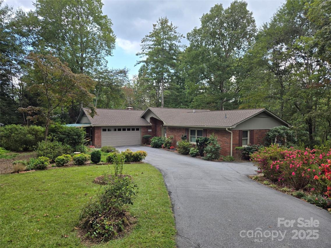 4 Dunean Ln., Hendersonville, NC 28739